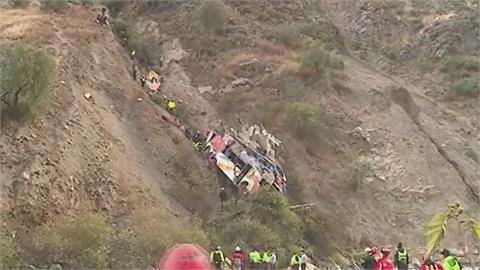 超速撞上岩石？　秘魯巴士墜崖32死包含2孩童