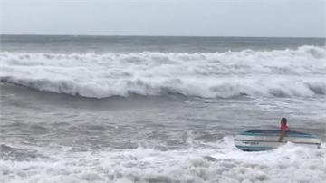 颱風天衝浪、泛舟是蠢事？  海委會文宣「我可能不會救你」惹議
