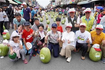 快新聞／超壯觀！端午「立瓜不立蛋」　周春米帶佳冬鄉民齊立880顆大西瓜