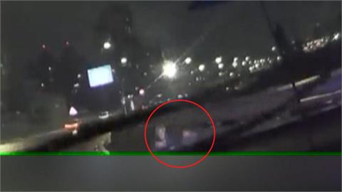 兩男環河快速道打架！　疑跟小黃運將吵架遭丟包
