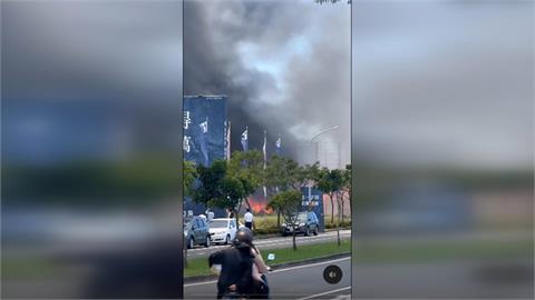台南九份子重劃區接待中心大火　疑隔壁燒雜草釀禍