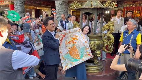 快新聞／愛馬仕「洋流絲巾」來了！支持者拿珍藏品求合照　沈伯洋驚喜反應曝