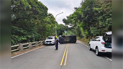 快新聞／怎麼會這樣？北投小客車右側翻車　肇事原因曝光了