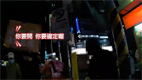 人行道違規擺攤賣沙琪馬被取締　老闆怒推警嗆聲：確定要開？