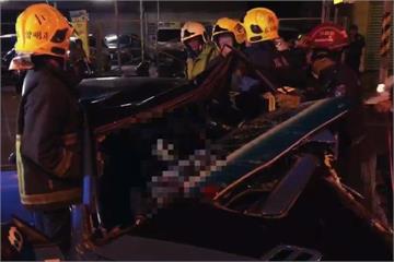 疑跨越雙黃線肇禍 2車對撞5人受傷送醫