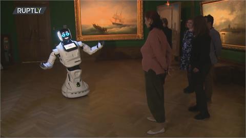 海參崴國家藝廊機器人導覽員　能互動還能幫忙拍照