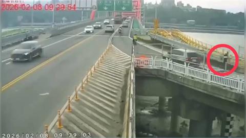 快新聞／「跳關渡大橋」驚悚畫面瘋傳　警方曝男子真實身分竟是嫌疑人