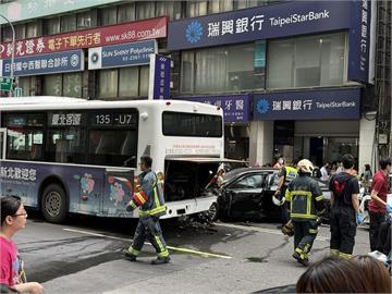 重慶南路「黑車突暴衝」猛撞4車8人受傷！肇事駕駛身分曝光「又見高齡駕駛」