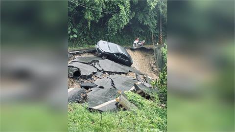 快新聞／嚇壞！台南六甲道路突下沉「黑車險墜邊坡」　駕駛妻子狂念經祈禱