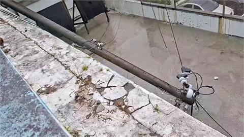 基隆通明街樹倒壓斷電桿　周邊上百戶停電緊急搶修