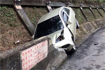 天冷失控撞護欄 駕駛多處骨折送醫