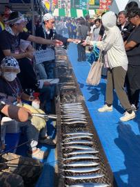 日本年度秋刀魚季登場　吸引1.8萬人爭相搶"鮮"