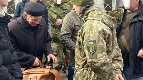 烏克蘭80歲老翁「提一只皮箱」自願參軍！原因曝光令人鼻酸