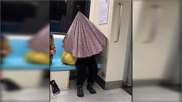 防疫防過頭？台北捷運車廂內竟有民眾撐傘、戴自製防毒頭套