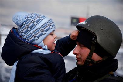 戰爭無情！烏克蘭男童「不要糖只要爸爸」哭搥父親頭盔拒分離
