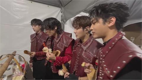 不愧是美食之都...擔仔麵、糖葫蘆都吃的到　台南跨年晚會後台設在地小吃區