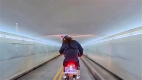 地下道太矮？越野車騎士歪頭騎車　安全帽差點報銷