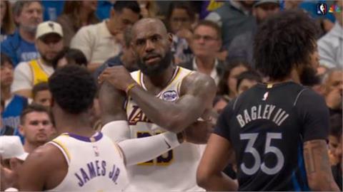 NBA(影)／老爸「詹皇」皺眉訓斥兒子！兒子布朗尼傳球給不到詹姆斯當場提點