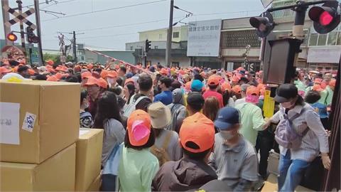 白沙屯媽祖進香深夜起駕！　拱天宮周邊湧大批香燈腳