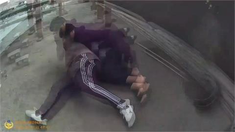 男販毒憂遭黑吃黑"帶槍彈防身" 警搜出2改造手槍