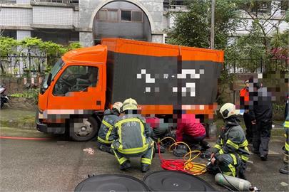 快新聞／險些沒命！北市1貨車停斜坡滑落　駕駛跳車跌倒遭輾過