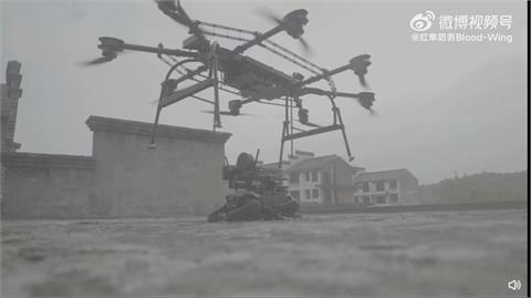 中國無人機載「武裝機械狗」！宣稱「戰犬從天而降」網笑：比人還貴