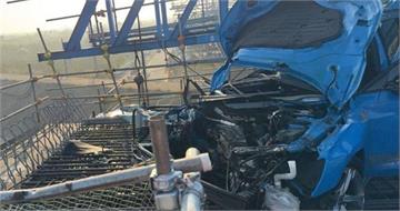 台61台江大道嚴重車禍！30歲男疑自撞奧迪全毀解體　駕駛當場死亡