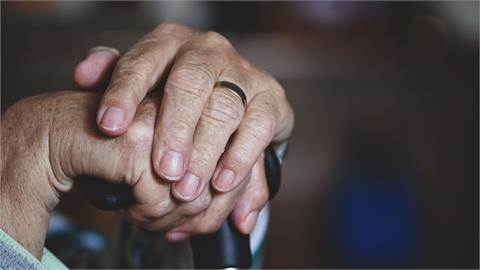 人生飽受折磨！102歲奶奶仙逝「拒絕入祖先牌位」　鼻酸原因曝光