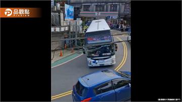 驚險！九份公車「神技過彎」百萬人屏息觀看：司機太強