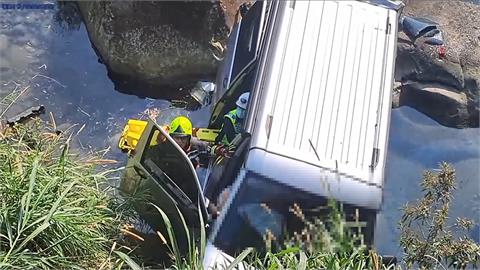 快新聞／勘查吊橋卻掉落溪底！3人受困廂型車　苗栗消防吊掛救出幸無大礙