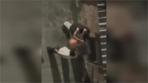 半夜惡搞! 3惡徒拿居民物品"玩疊疊樂" 猴叫逃逸擾清夢