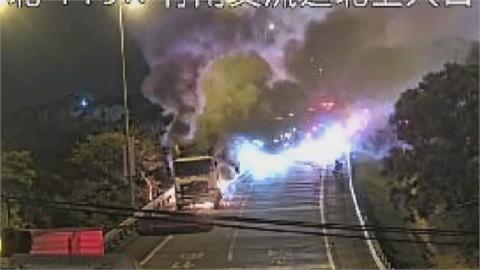 載運冷凍肉貨車疑後方輪胎起火　國三火燒車！接力搶救幸無傷亡