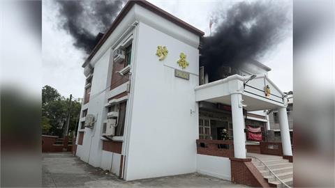 最新／消防搶救警察！沙崙派出所黑煙竄天　疑「這原因」釀災
