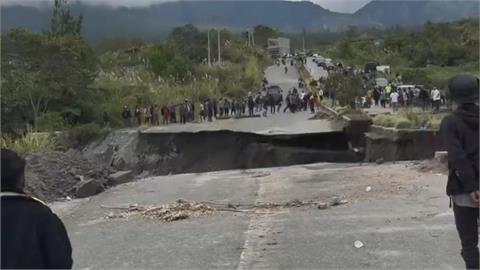 驚險！印尼洪水釀「馬路坍塌」　災情累計708人罹難