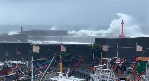凱米逼近！大溪漁港海水湧進路面　當地餐廳業者照常營業