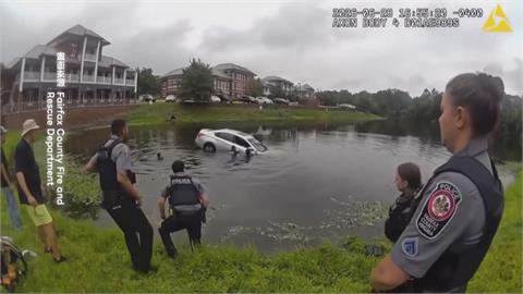 美維州司機掉2公尺深積水天坑 員警驚險救援