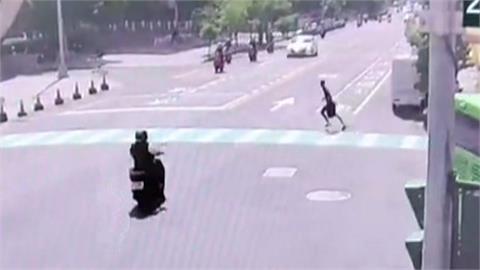 畢業生和同學相約見面　在母校對面過馬路遭撞飛