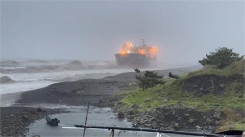 快新聞／印尼籍水泥船深夜擱淺屏東沙灘　人船均安無漏油、海巡監控中