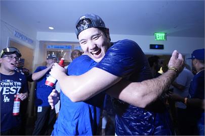 MLB（影）／季後賽菜鳥沒戴護鏡　大谷首次「噴香檳」曝心聲
