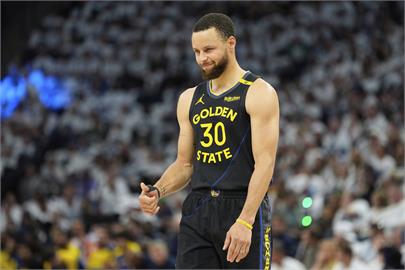 NBA(影)/倒了?柯瑞無預警腿筋拉傷退場 勇士灰狼G1無法回歸、季後賽也恐報銷