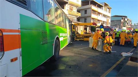 公車突失控逆向對撞拖吊車　　2駕駛一度受困