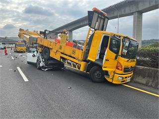 疑使用輔助駕駛系統 國1小客車「鏟起」緩撞車