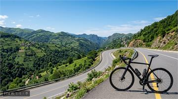 穿緊身單車褲遭免職！土耳其省長獲萬人連署挺復職