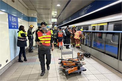 快新聞／北捷府中站「女子墜落軌道」遭撞身亡！　晚間9點狀況排除