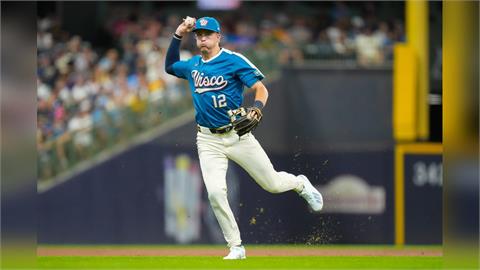 MLB(影)／釀酒人22歲菜鳥比賽沒盡全力跑！總教練把他換下場坐冷板凳警告一下
