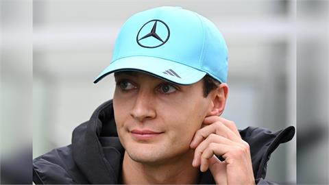 F1(影)／賓士一哥羅素天堂掉到地獄！車輛故障退賽情緒失控「丟頭枕」遭罰款破萬元