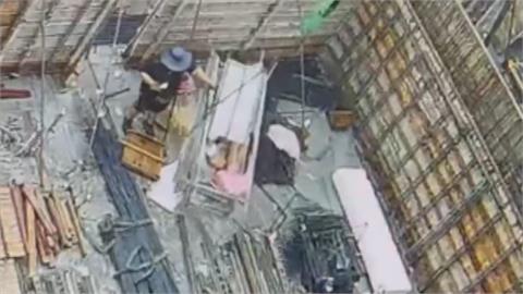 高雄三民區鷹架墜落　路旁車輛遭砸毀肇事人還是車主兒