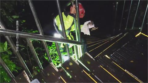 高雄柴山登山步道驚現　無助小獼猴　搜救隊緊急救援