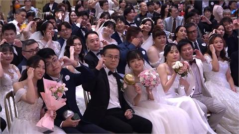 新北聯合婚禮「百對新人完婚」　侯友宜化身主婚人喊話催生