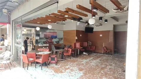 快新聞／苗栗驚傳車禍！轎車「衝進85度C」玻璃碎一地「顧客不治」